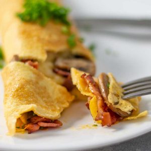Keto Bacon & Mushroom Omelette - easy breakfast recipe