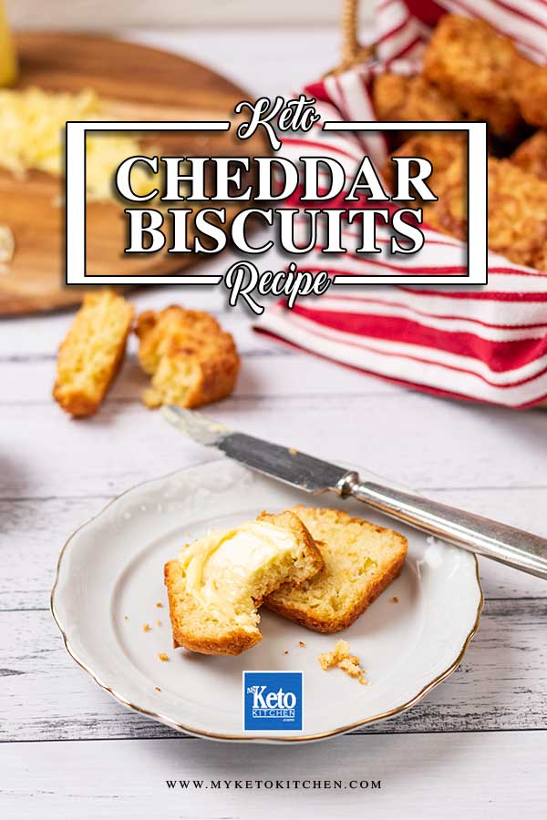 Biscuits au Cheddar à faible teneur en glucides coupés en deux et beurrés sur une assiette