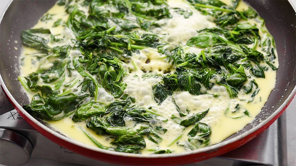 Easy Keto Creamed Spinach Recipe (2g Carbs)