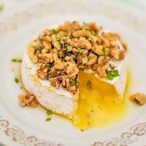 Baked brie recipe with walnut and maple syrup.