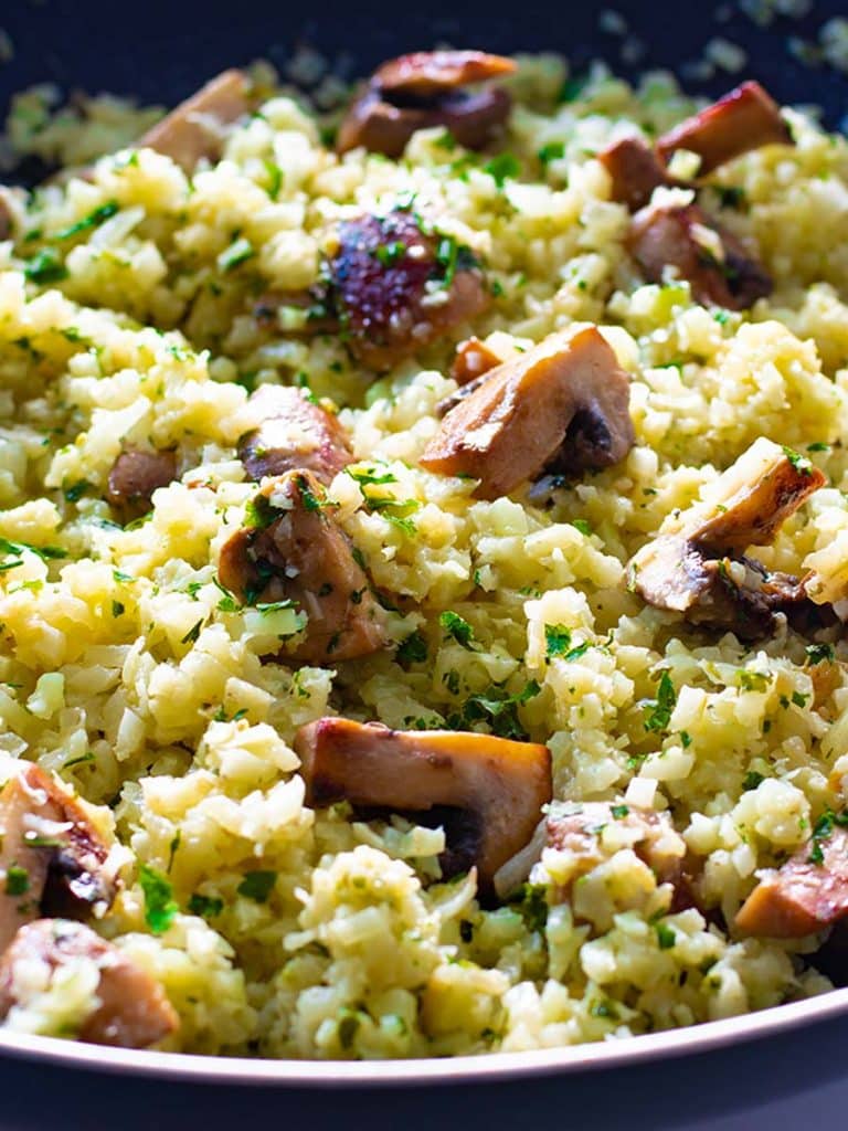 Keto risotto in a frying pan.